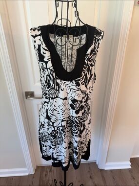 Black & White Floral Scoop Neck Tunic - Women's